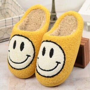 NWT smiley face sherpa lined rubber soled slippers